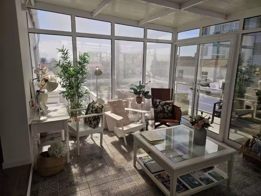 Sala de estar com vista para o jardim