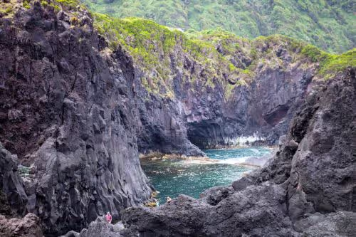 Paisagem vulcânica junto ao mar